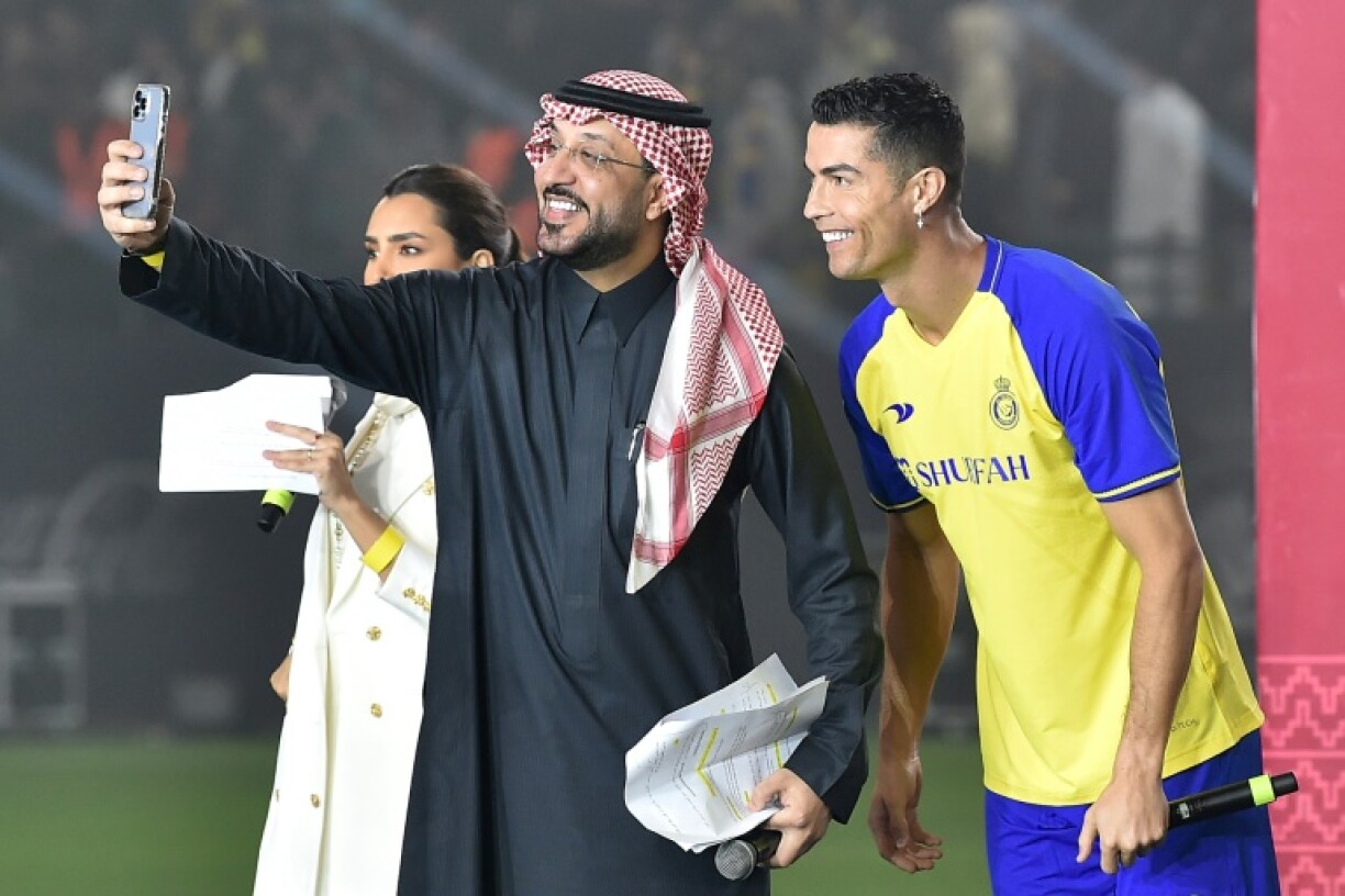 Cristiano Ronaldo pose pour un selfie lors de sa présentation à Al-Nassr, son nouveau club en Arabie saoudite, au stade Mrsool Park de Ryadh le 3 janvier 2023.