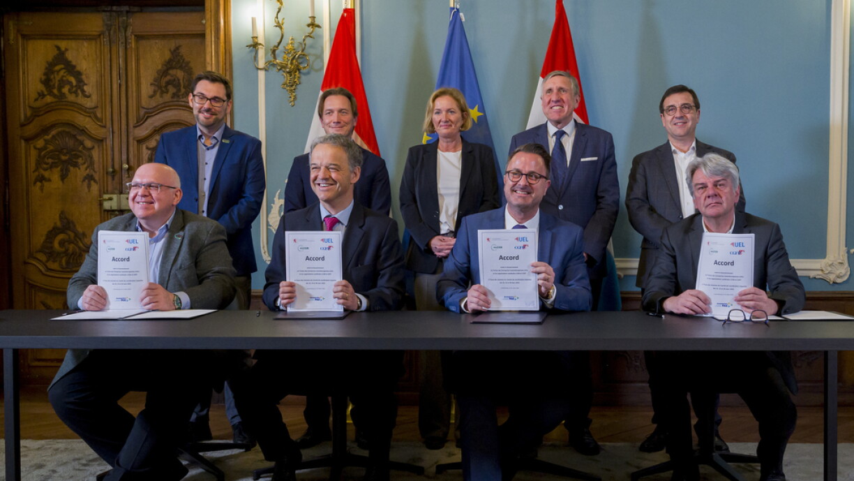 Les membres du gouvernement, du patronat et des syndicats signataires de l'accord