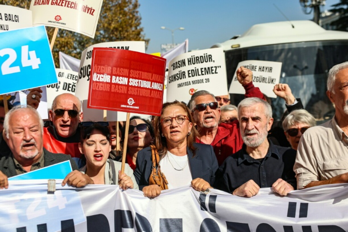 Manifestation pour dénoncer la pression constante du pouvoir du président turc Recep Tayyip Erdogan sur la presse, le 24 octobre 2026 à Ankara