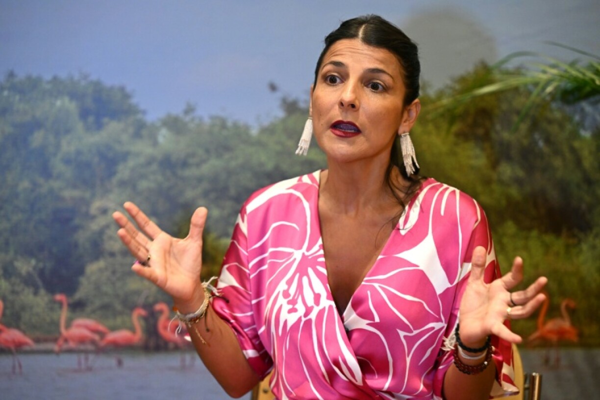 La ministre colombienne de l'Environnement, Irene Velez, s'exprime lors d'un entretien avec l'AFP à Santa Marta, en Colombie, le 26 avril 2026, en marge de la Conférence internationale sur la transition juste vers l'abandon des énergies fossiles