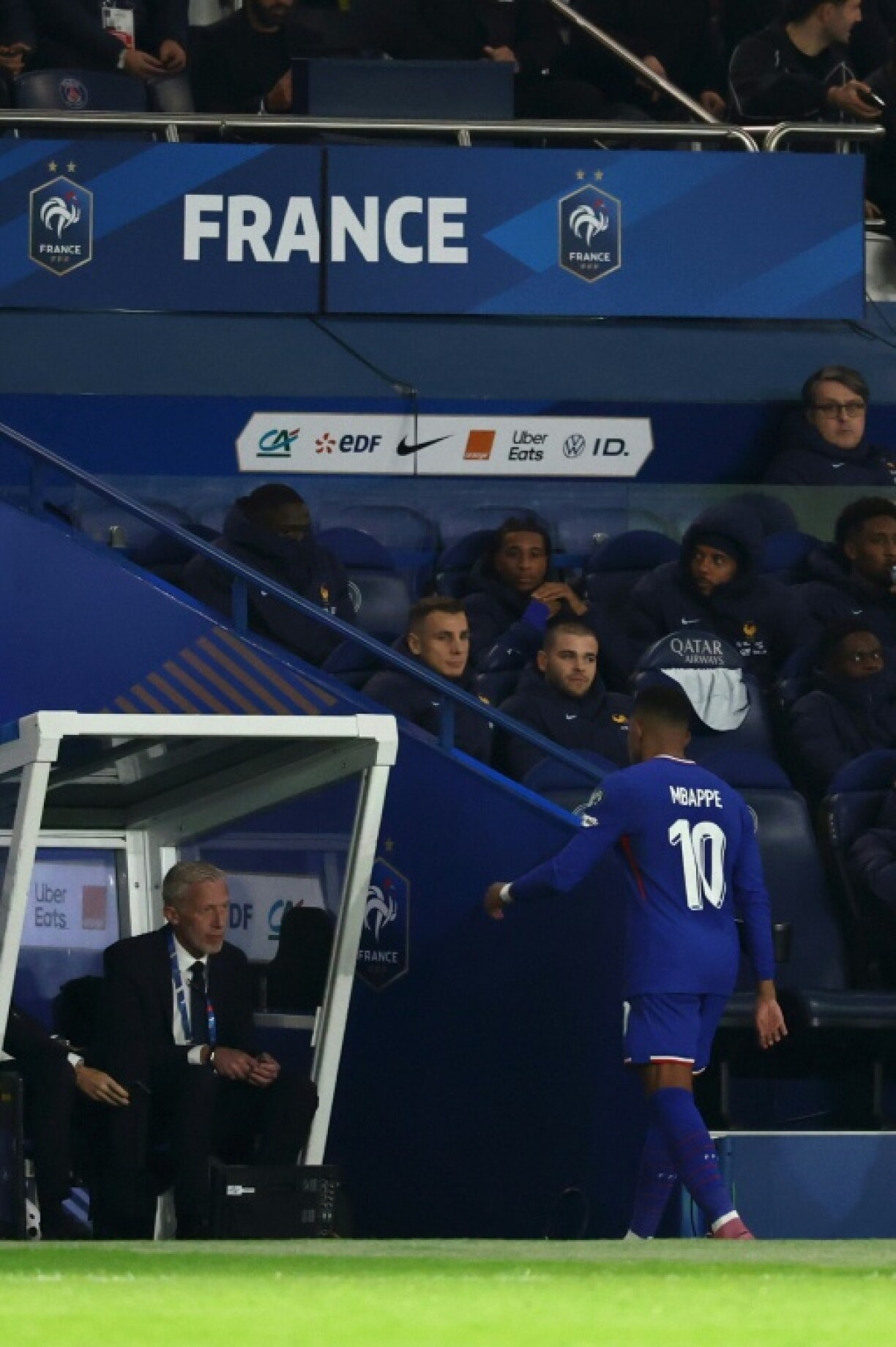 Kylian Mbappé quitte le terrain, blessé, avant la fin du match de qualifications pour le Mondial-2026 entre la France et l'Azerbaïdjan, le 10 octobre 2025 à Paris