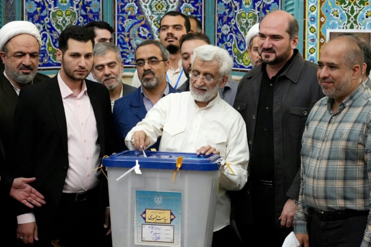 Le candidat iranien à la présidentielle et ultraconservateur Saeed Jalili vote à Téhéran le 28 juin 2024