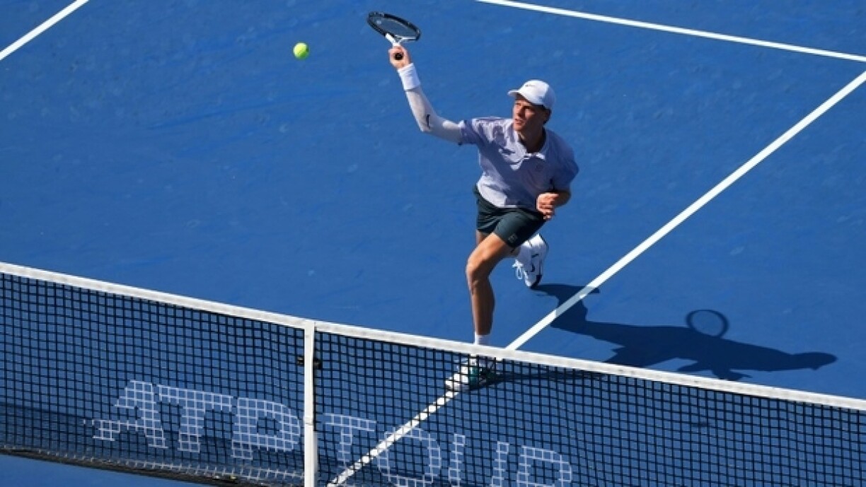 L'Italien Jannik Sinner au filet contre le Français Térence Atmane, le 16 août 2025 en demi-finale du Masters 1000 de Cincinnati