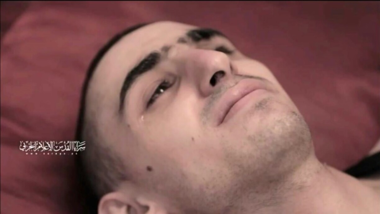 Cette capture d'une video diffusée par la branche armée du Jihad islamique montre l'otage Rom Braslavski, enlevé à Gaza lors de l'attaque du Hamas en Israël le 7 octobre 2023