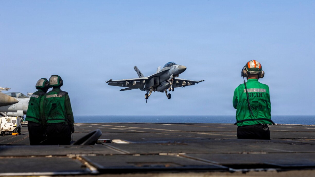 E Kampfjet vum Typ "F/A-18E Super Hornet" land op engem US-Flugzeugträger.
