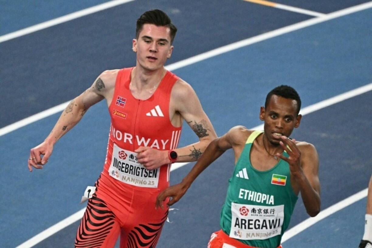 Norway's Jakob Ingebrigtsen (L) edged Ethiopia's Berihu Aregawi over 3,000m to keep his bid for a 1,500m/3,000m double alive