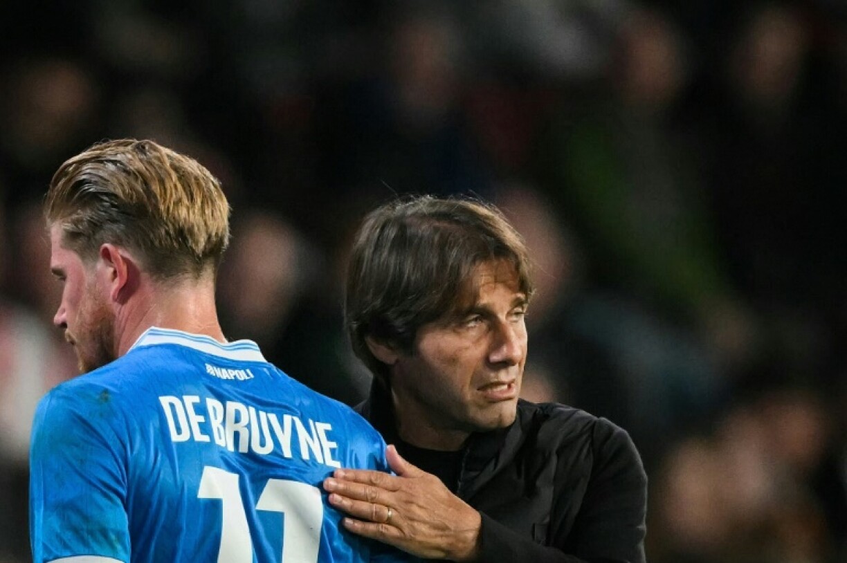 Antonio Conte (R) is struggling to find the right formula for Napoli after the arrival of Kevin De Bruyne