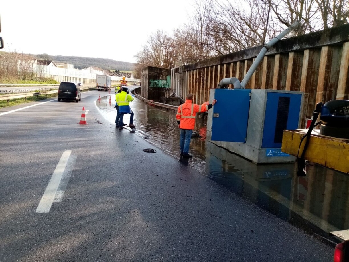 Des agents d'entretien étaient sur place mardi pour tenter d'assécher ce point d'eau qui s'est infiltré sur l'autoroute.