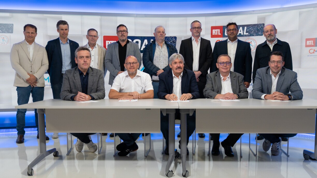 Op der Foto (1. Rei, vu lénks no riets) Christian Schmitz (Directeur IP Luxembourg), Fabio Secci (Directeur Général CMCM), Paul Philipp (President FLF), André Heinen (President CMCM), Christophe Goossens (CEO RTL Luxembourg) (2. Rei, vu lénks no riets) Pascal Casel (RTL), Tom Flammang (RTL), Erny Decker (FLF), Marc Diederich (FLF), Christian Hess (FLF), Claude Kremer (FLF), Bob Seyler (CMCM), Steve Schmit (RTL)