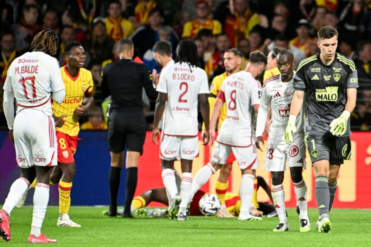 le gardien de Brest Radoslaw Majecki (droite) exclu contre Lens en Ligue 1 le 29 août 2025 à Lens