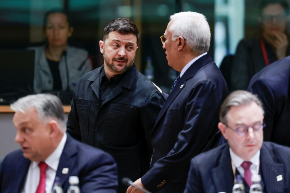 Le président ukrainien Volodymyr Zelensky s'entretient avec le président du Conseil européen Antonio Costa pendant un sommet de l'UE à Bruxelles, le 18 décembre 2025