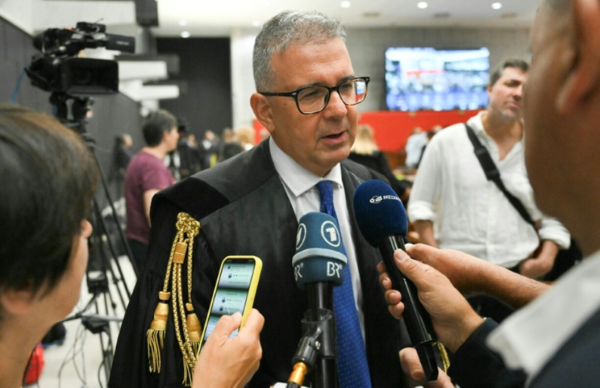 L'avocat Raffaele Caruso, l'un des représentants du Comité des proches des victimes du pont Morandi, s'adresse aux médias après le verdict prononcé au tribunal de Gênes, le 16 juilletr 2026 en Italie
