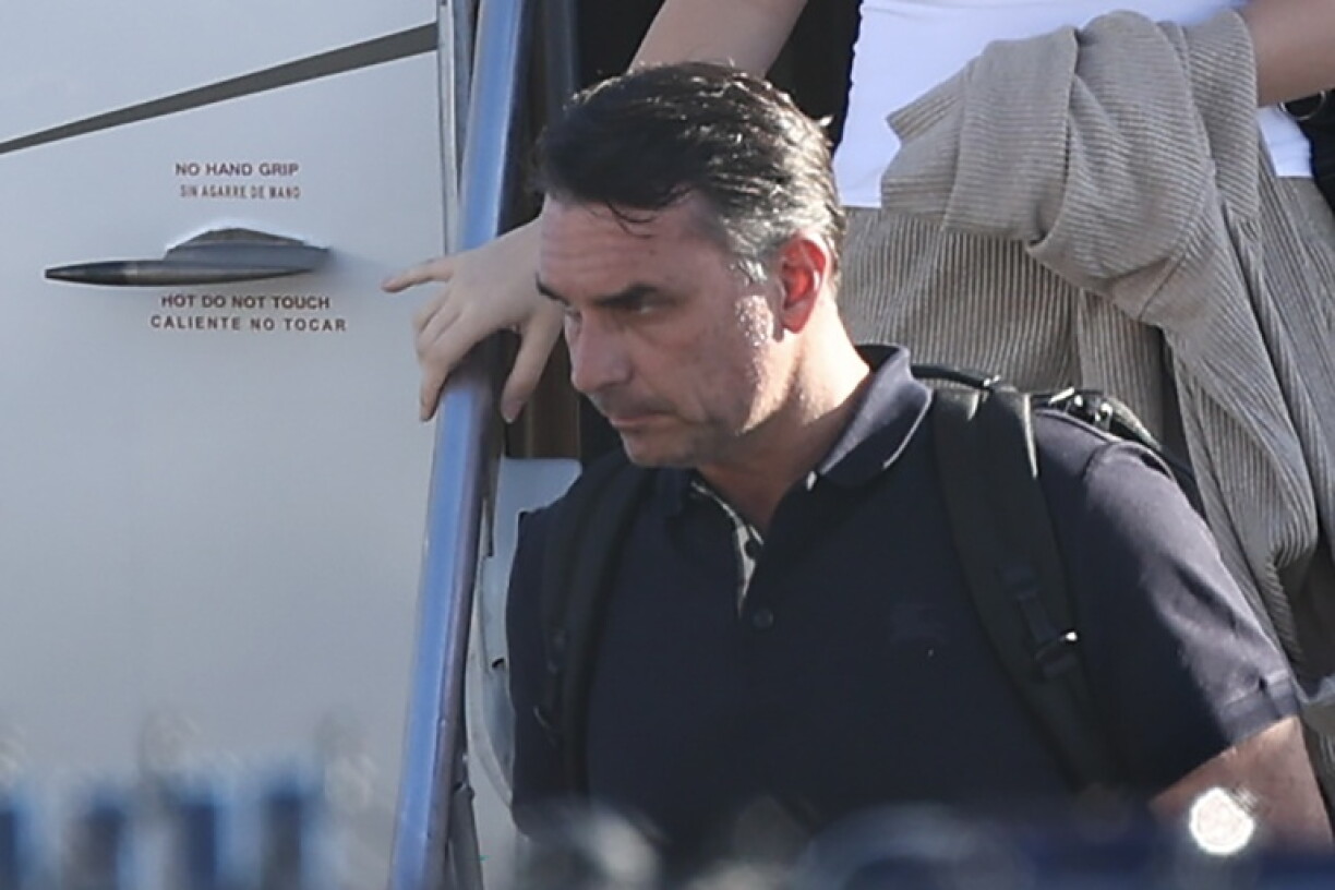 L'ex-candidat à la présidentielle brésilienne Flavio Bolsonaro débarque d'un jet privé à Miami, le 28 octobre 2026