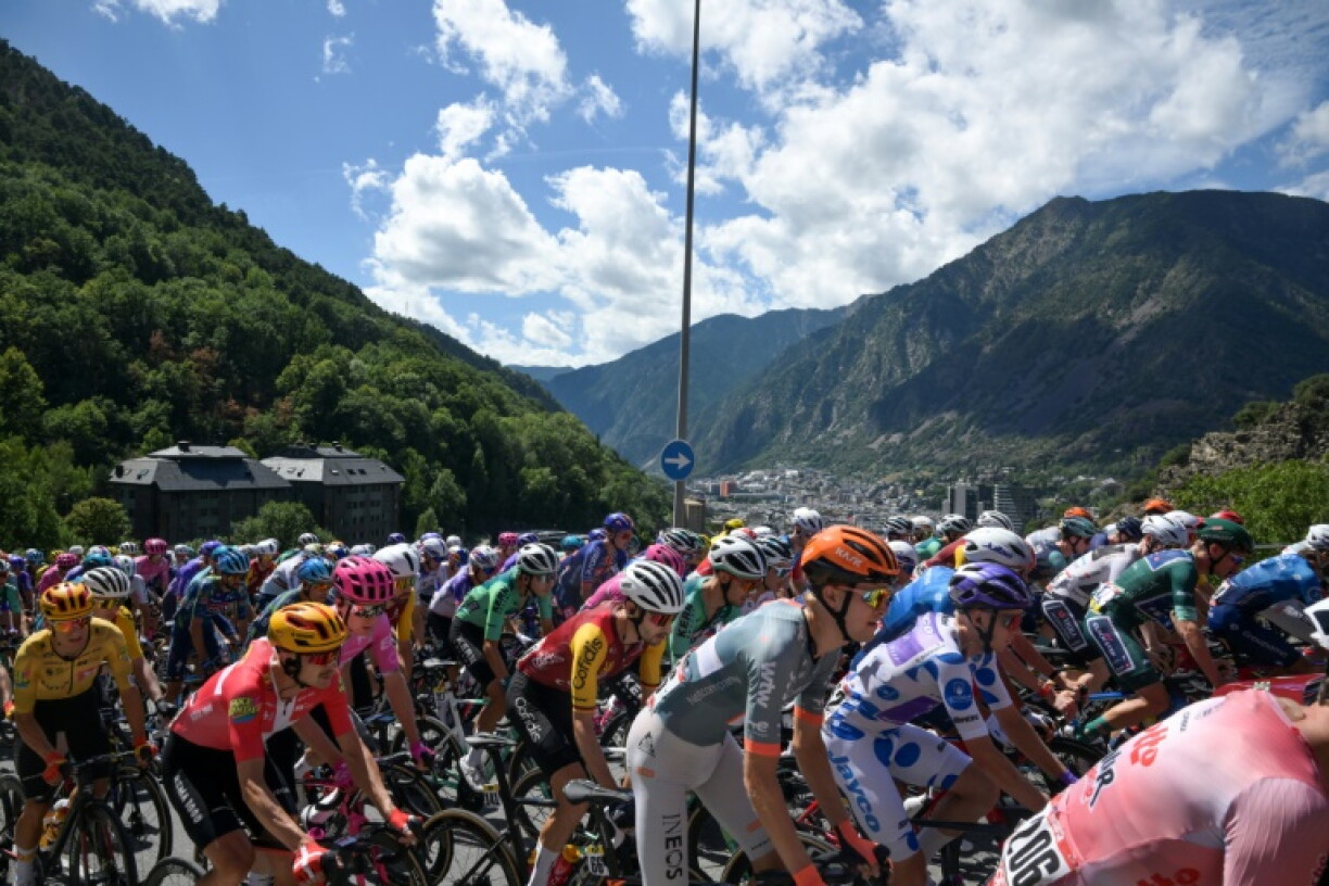 Le peloton de la Vuelta à l'assaut des Pyrénées le 25 août 2026 à Andorre-la-Vieille