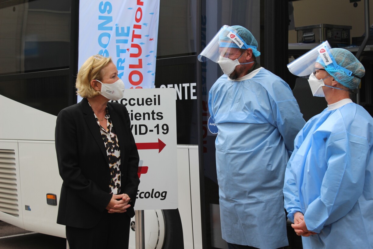 Déi deemoleg Gesondheetsministesch Paulette Lenert op Visitt an engem Test-Zenter.