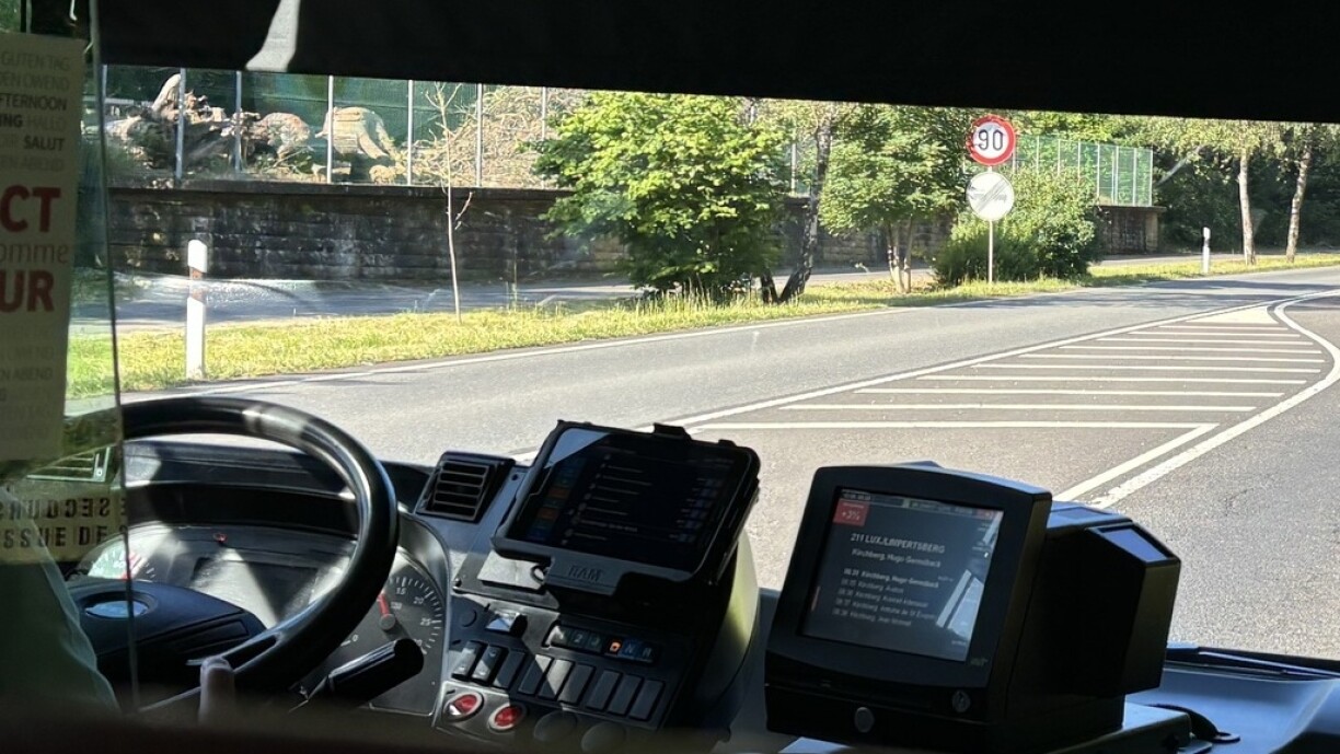 Bléck aus dem Bus: Op Héicht vum Depot vu P. & Ch. soll spéider emol eng Passerell resp. e Baumwipfelpfad d'N11 kräizen.