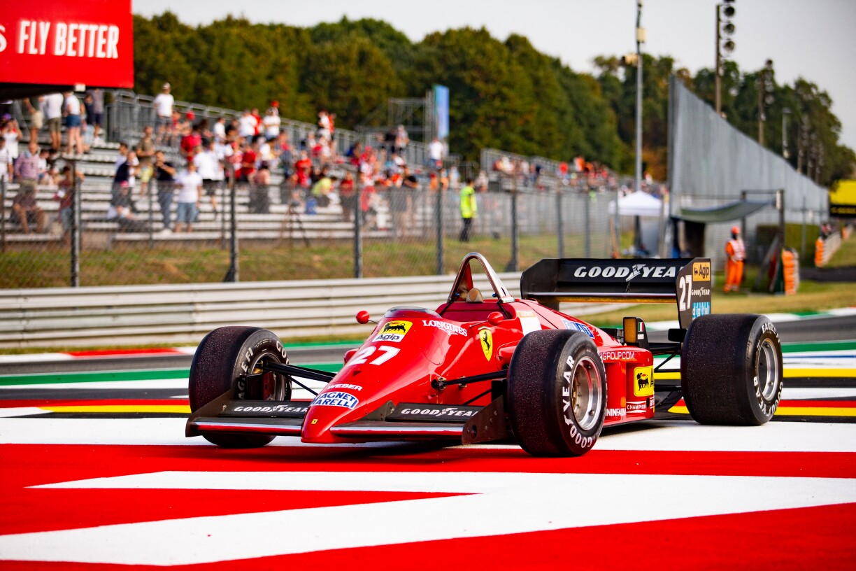 E Ferrari, mat deem de M. Alboreto gefuer ass, bei der Ëmbenennung vun der "Parabolica" zu Monza