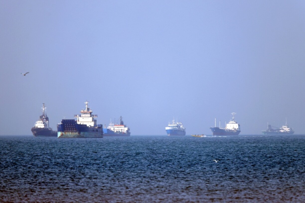 Photo fournie par l'agence iranienne Isna le 4 mai 2026, montrant des bateaux coinvés dans le détroit d'Ormuz au large de Bandar Abbas, dans le sud de l'Iran