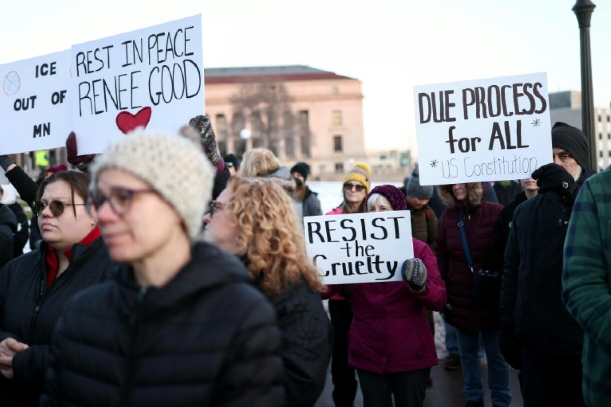 Des personnes manifestent à Minneapolis le 9 janvier, après la mort d'une femme de 37 ans abattuee par la police de l'immigration