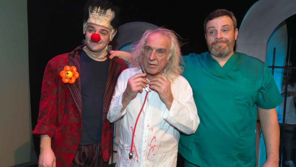 Le clown et artiste américain Jango Edwards (C) pose avec ses fils Mickey (G) et DJ Turnes lors de la répétition de son spectacle le 29 janvier 2016 au Casino de Forges-les-Eaux, dans le nord-ouest de la France