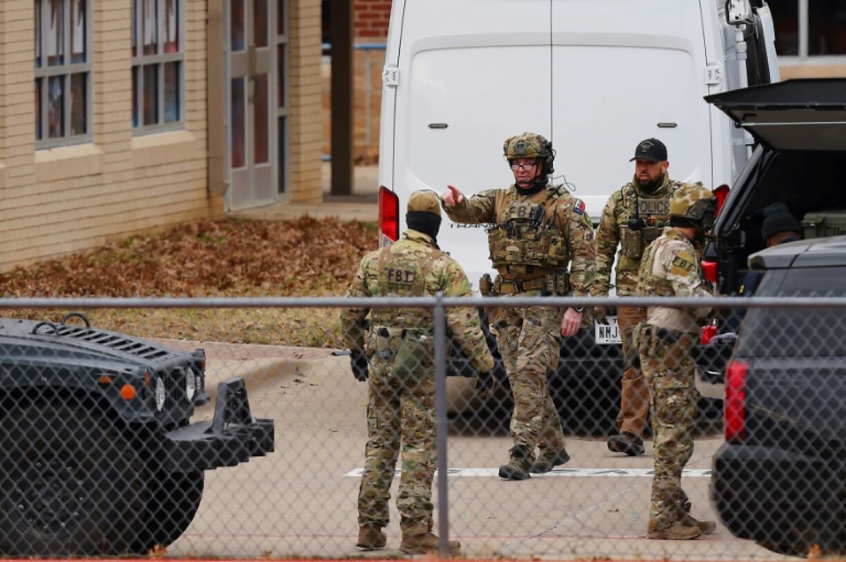 Des agents du FBI prennent position autour de la synagogue de Colleyville, au Texas, pendant une prise d'otages le 15 janvier 2022