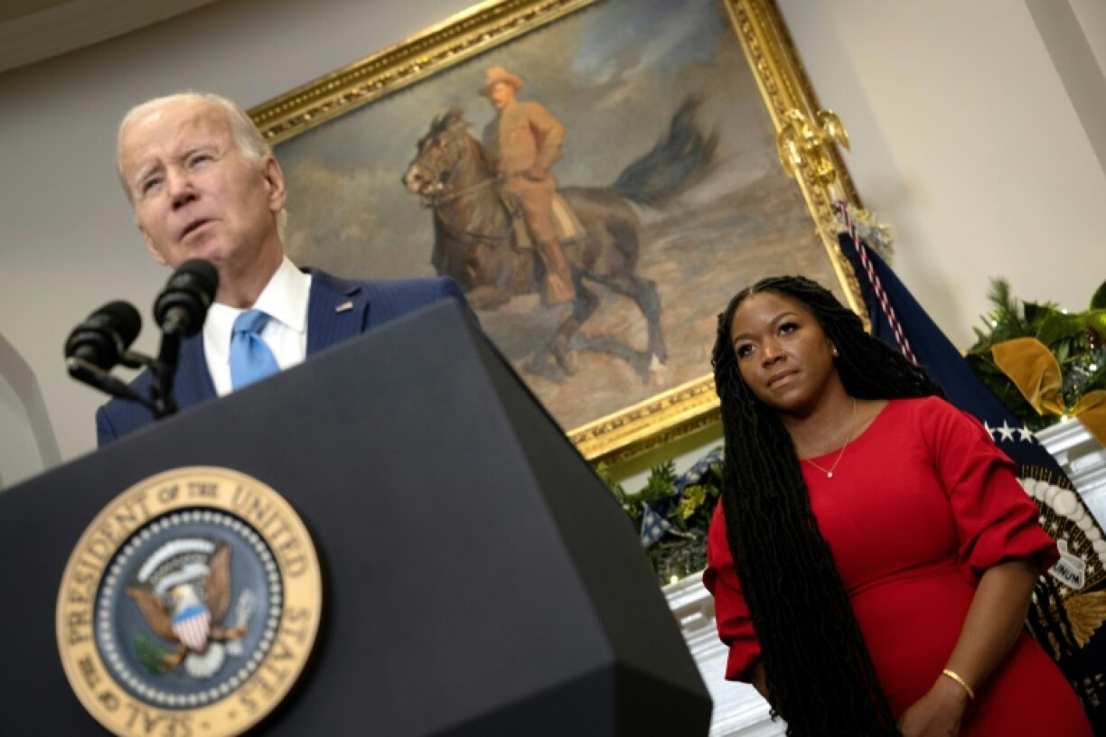 Le président américain Joe Biden annonce la libération de la basketteuse Brittney Griner, sa femme Cherelle Griner (d) à ses côtés, le 8 décembre 2022 à Washington
