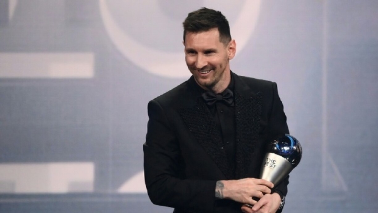 L'attaquant argentin du PSG Lionel Messi pose après avoir reçu le trophée du joueur de l'année 2022 lors des 'Fifa Best' le 27 février 2023 à Paris