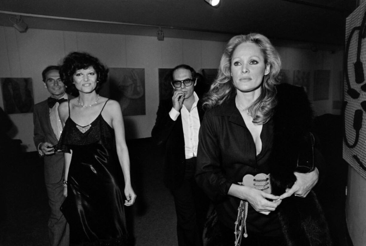 D'Claudia Cardinale (lénks) mat der Schaupillerin Ursula Andress (1975).