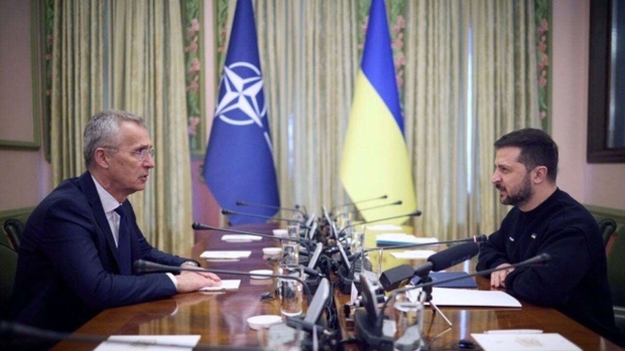 Le secrétaire général de l'Otan Jens Stoltenberg (G) et le président ukrainien Volodymyr Zelensky lors d'une conférence de presse, le 20 avril 2023 à Kiev
