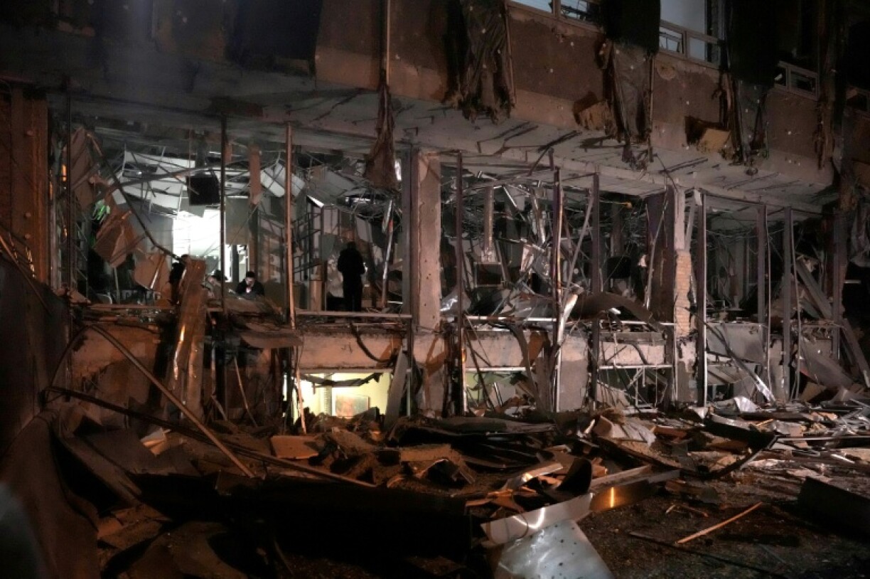 Un bâtiment endommagé par une frappe aérienne russe à Kiev, le 23 octobre 2025 en Ukraine