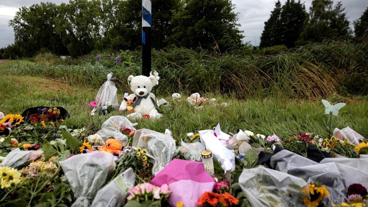 Flowers at the spot where 17-year-old Lisa was found dead along Holterbergweg in Duivendrecht. She died as a result of a serious crime, for which a 22-year-old suspect is in custody.