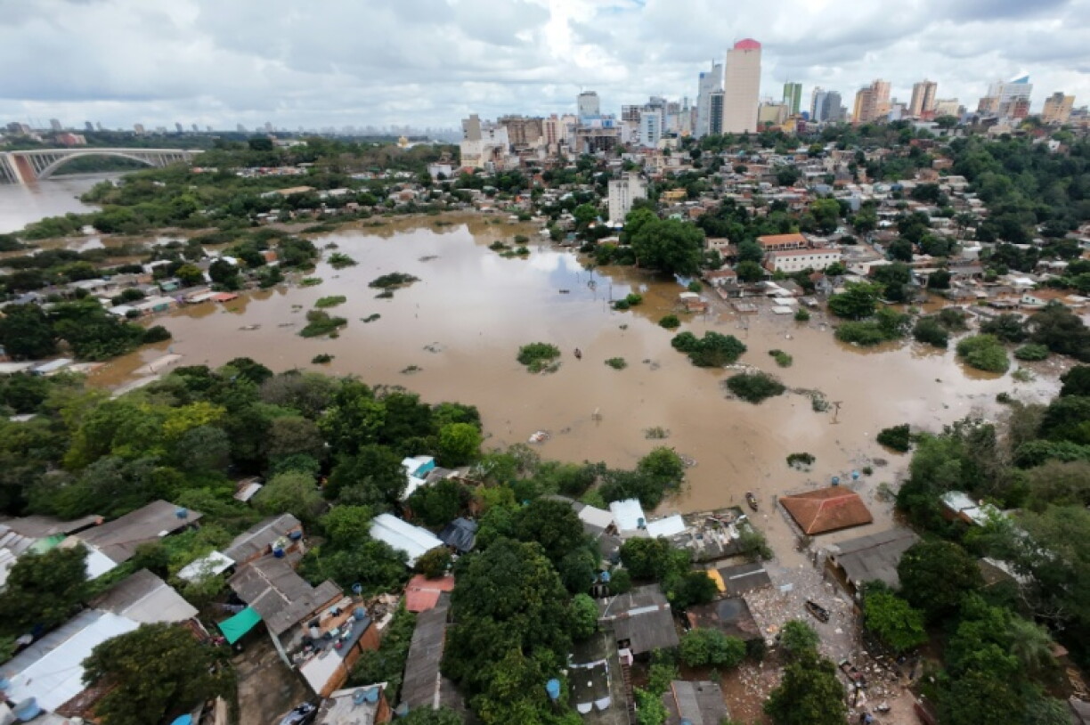 Vue aérienne de Ciudad del Este sous les eaux, au Paraguay, le 15 octobre 2026