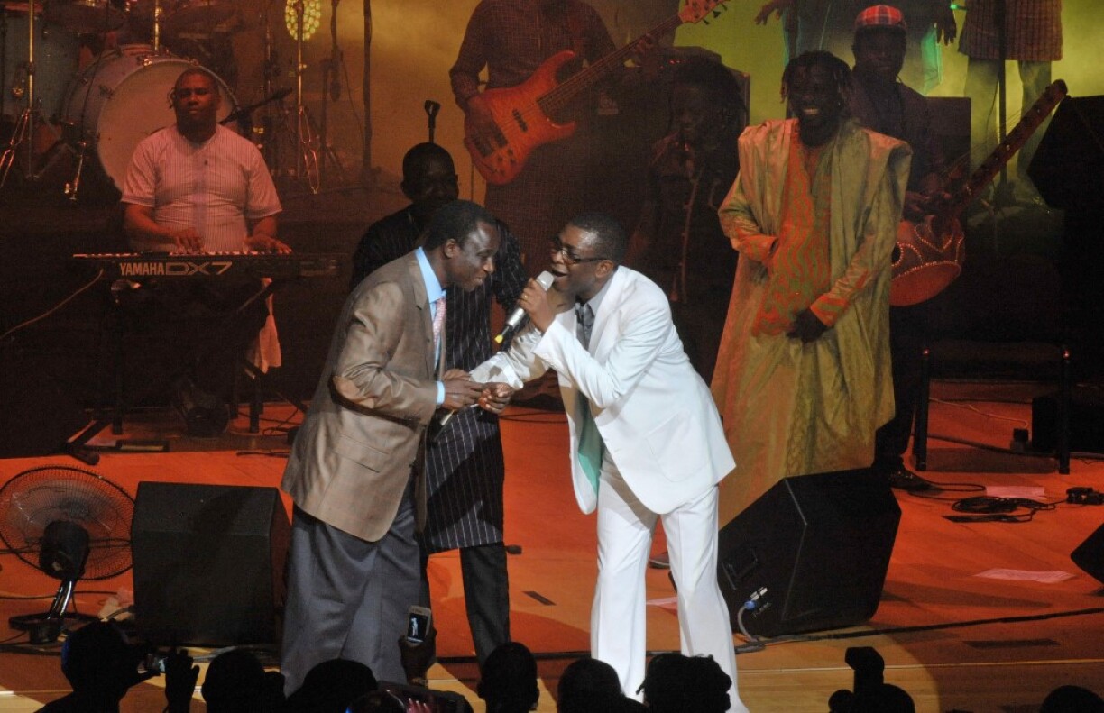Thione Seck (à gauche) en compagnie de Youssou Ndour (à droite) lors d'un concert de bienfaisance à Dakar en 2012