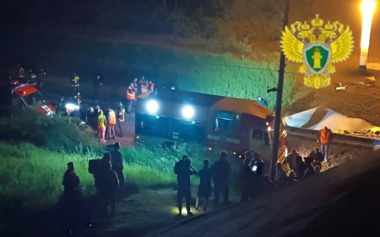 Une image diffusée par le Parquet interrégional des transports de Moscou montre les opérations de secours à Vygonitchi, dans la région de Briansk, où un pont s'est effondré sur une voie ferrée et a fait dérailler un train le 31 mai 2025