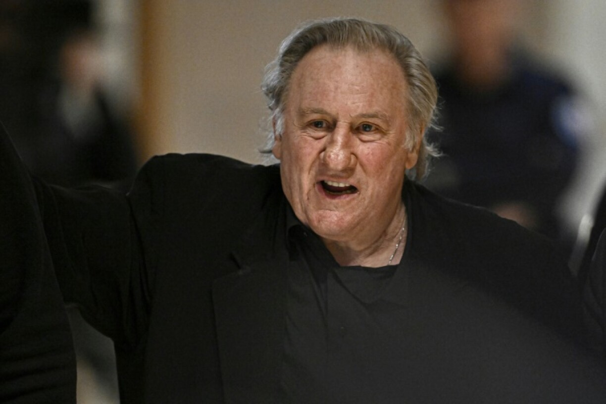 L'acteur français Gérard Depardieu quitte la salle d'audience lors d'une pause dans le cadre de son procès, au tribunal correctionnel de Paris, le 25 mars 2025