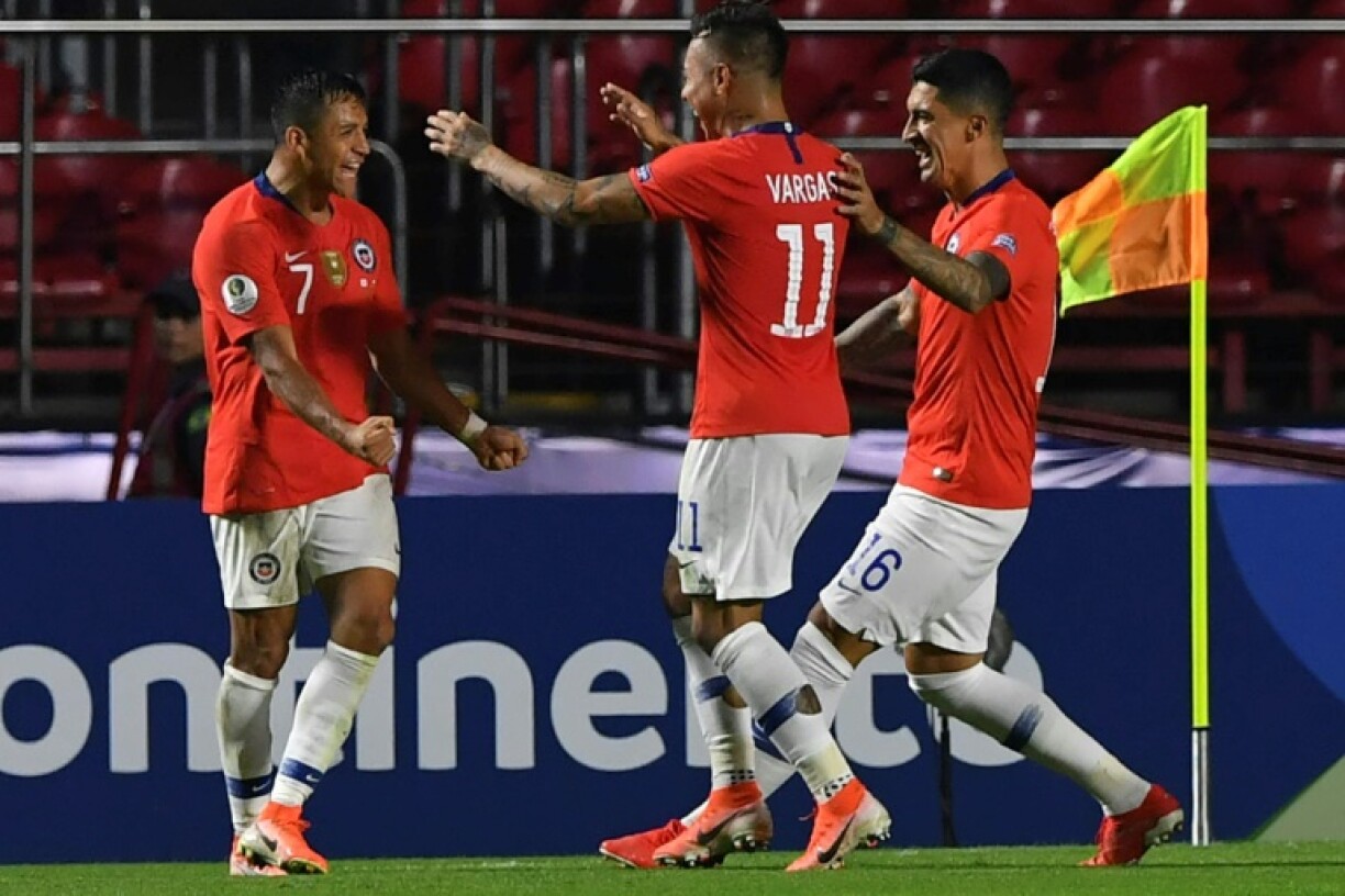 Alexis Sanchez (N.7) célèbre un but avec ses coéquipiers de la sélection chilienne, lors du match de la Copa América contre le Japon, à Sao Paulo le 17 juin 2019.