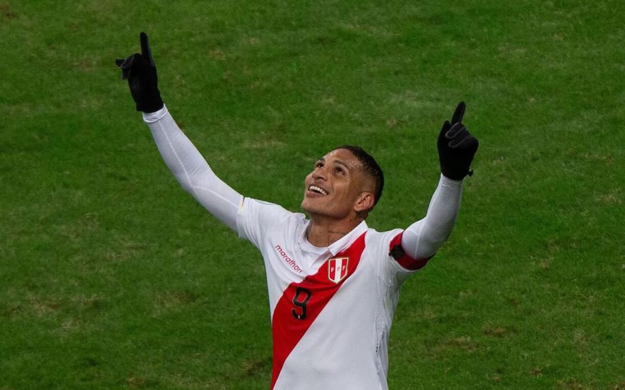 Le Pérou a été intraitable face au Chili, avec un but de sa star Paolo Guerrero (90e), qui est devenu le meilleur buteur en activité de la Copa America, avec 13 réalisations. (Photos: AFP)