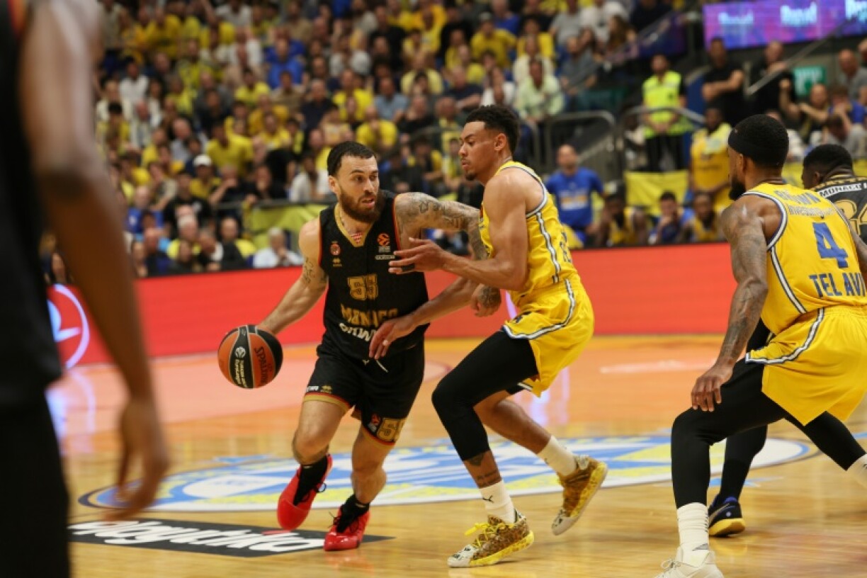 Mike James, ballon en main, le 4 mai 2023 lors de la défaite de Monaco sur le parquet du Maccabi Tel-Aviv. La star de la Roca Team n'a pas eu son rayonnement habituel (13 points seulement)