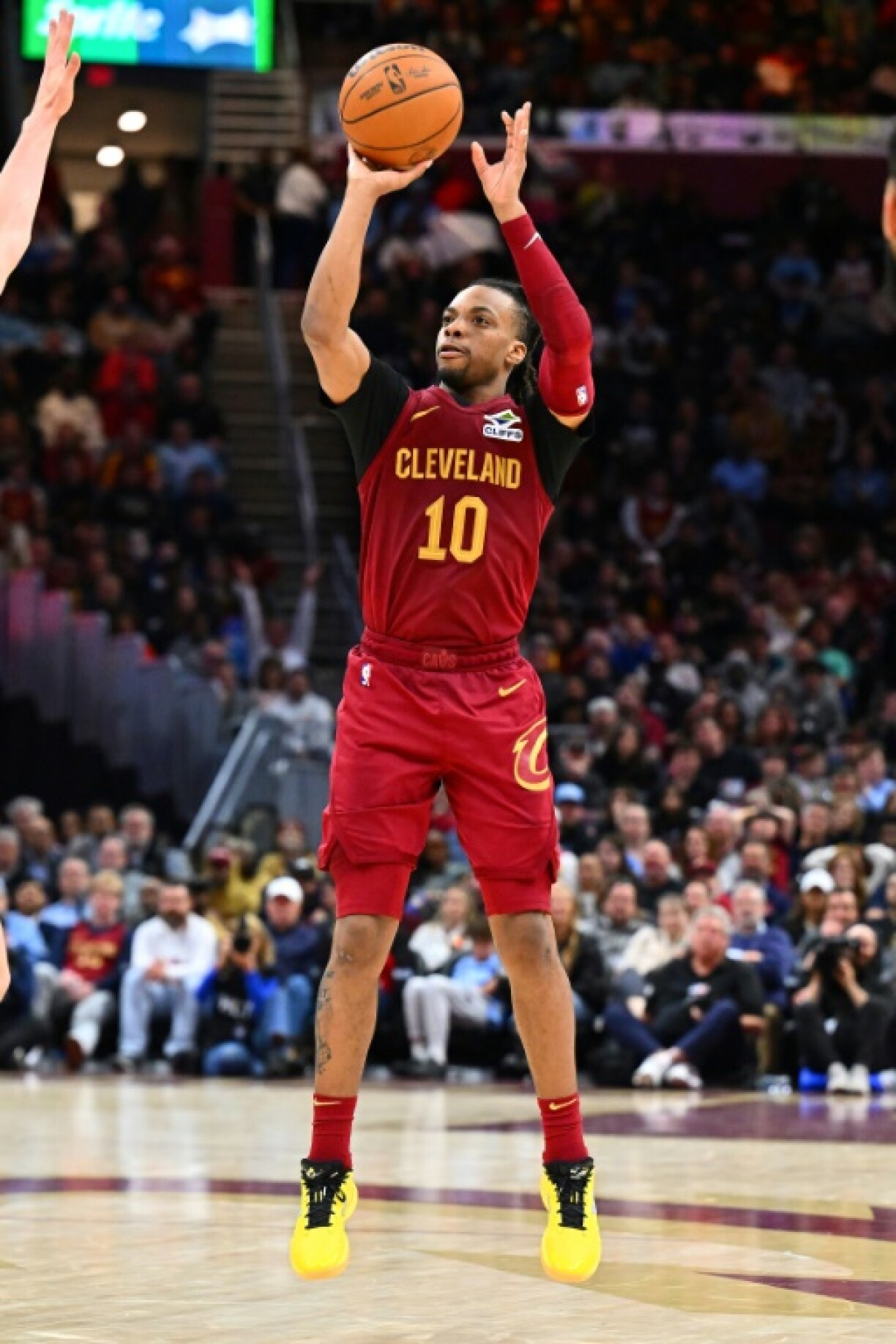 Darius Garland's 28 points helped Cleveland seal No.1 seed in the Eastern Conference with a 135-113 win over Chicago