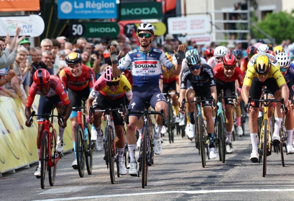 Julian Alaphilippe, mains levées, s'est imposé au sprint dans la deuxième étape du Critérium du Dauphiné, courue sur 167,3 km entre Brassac-les-Mines and La Chaise-Dieu le 5 juin 2023
