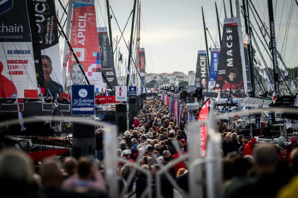 Des visiteurs sur le site de départ de la 10e édition du Vendée Globe, course à la voile en monocoque autour du monde, le 4 novembre 2024 aux Sables d'Olonne, en Vendée