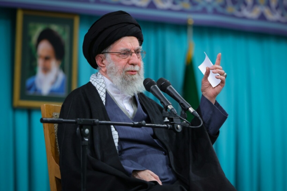 Photo diffusée par le bureau du guide suprême iranien, montrant l'ayatollah Ali Khamenei s'adressant à la population lors d'une réunion à Téhéran, le 17 janvier 2026