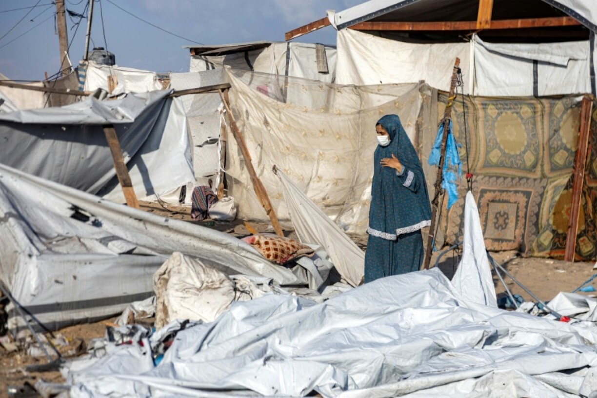 Un femme observe le site d'une frappe israélienne dans un camp de déplacés à al-Mawasi, dans le sud de la bande de Gaza, le 5 août 2025