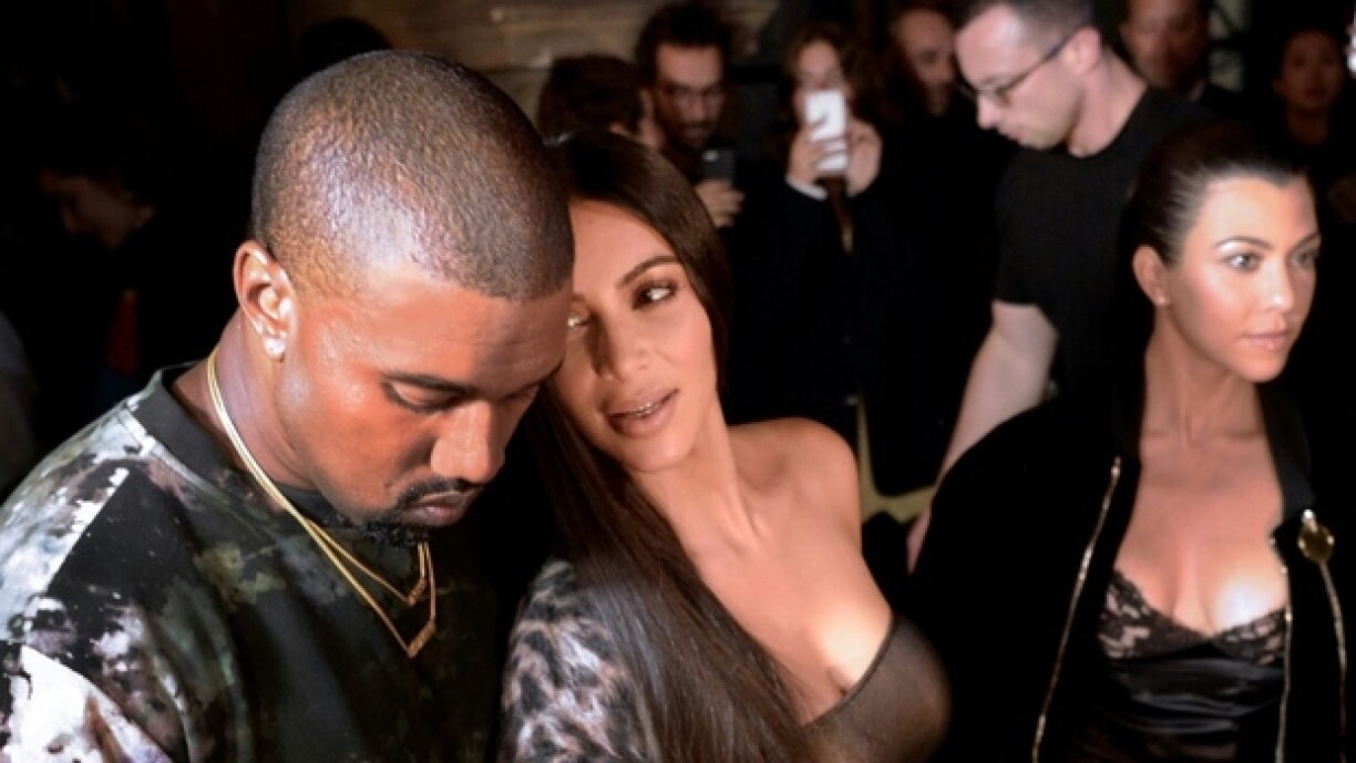 (g-d) Kanye West, Kim Kardashian et sa soeur Kourtney Kardashian assistent à un défilé de mode à Paris, le 29 septembre 2016
