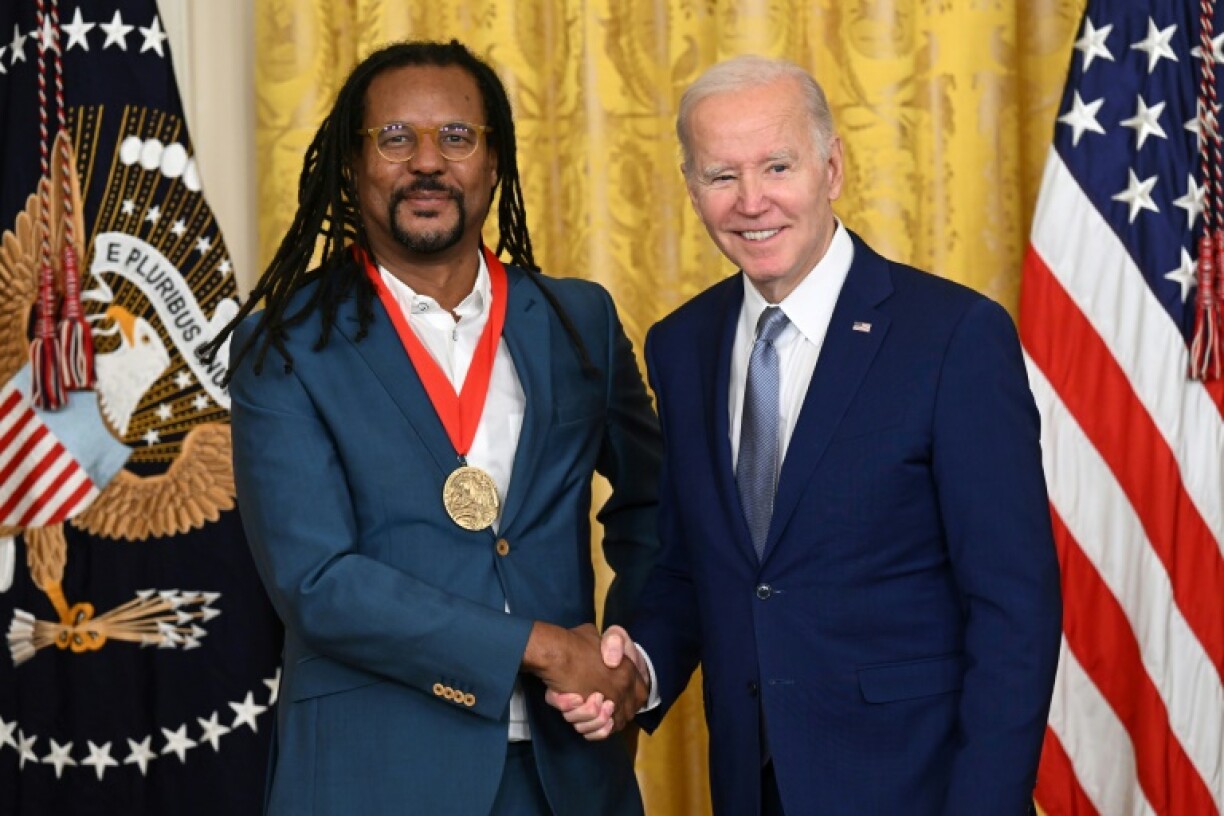 Le président américain Joe Biden et l'écrivain Colson Whitehead le 21 mars 2023 lors d'une cérémonie à la Maison Blanche
