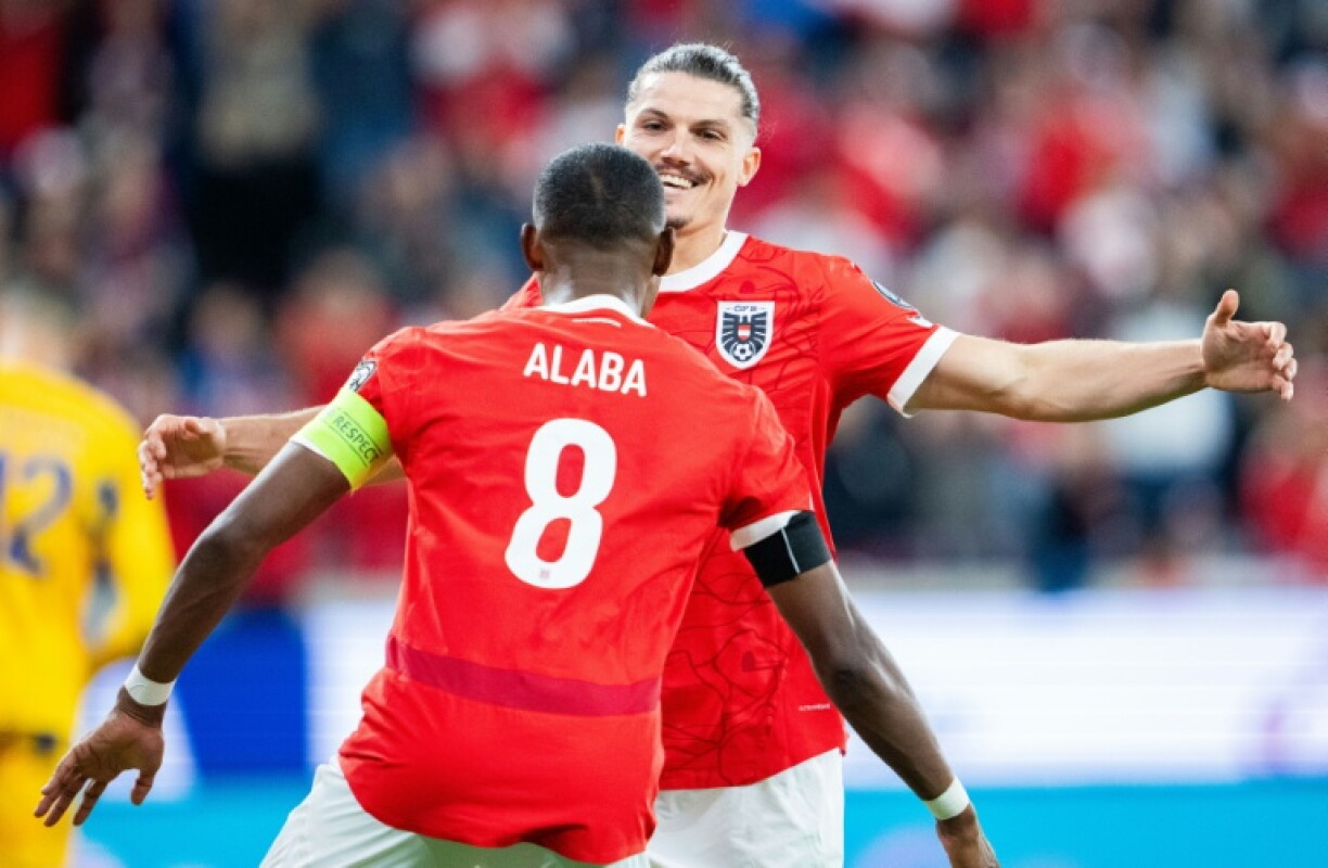 David Alaba et Marcel Sabitzer, deux cadres de la sélection autrichienne, lors de la victoire de l'Autriche face à Chypre en match de qualification pour le Mondial-2026, le 6 septembre 2025 à Linz