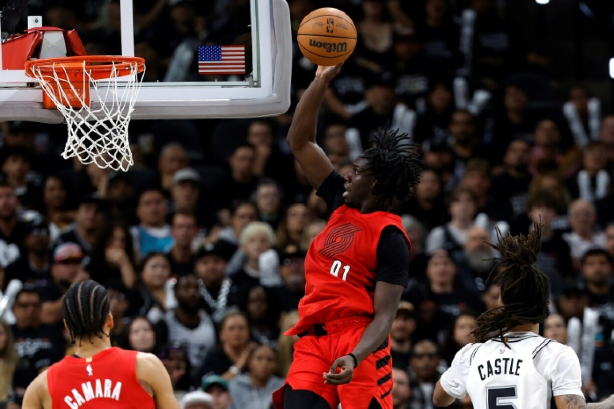 Sidy Cissoko, des Portland Trail Blazers dunke contre les San Antonio Spurs, le 28 avril 2026 à San Antonio