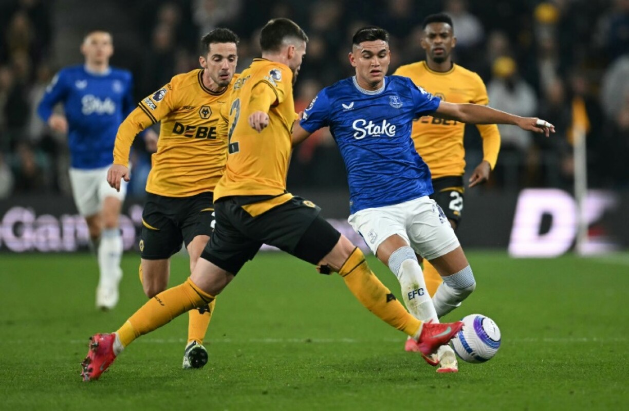 Everton midfielder Charly Alcaraz (R)