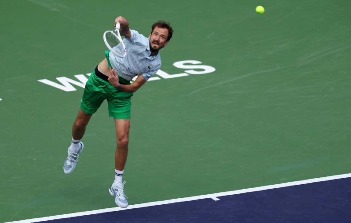 Le Russe Daniil Medvedev au service lors de sa victoire face au Français Arthur Fils le 13 mars 2025 en quart de finale du tournoi Masters 1000 d'Indian Wells
