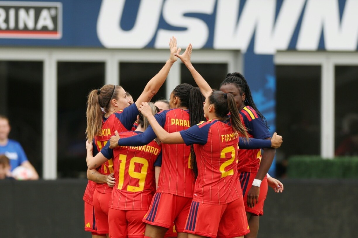 Patri Guijarro and teammates celebrate her early goal in Spain's 2-0 win over the United States in a women's international football friendly